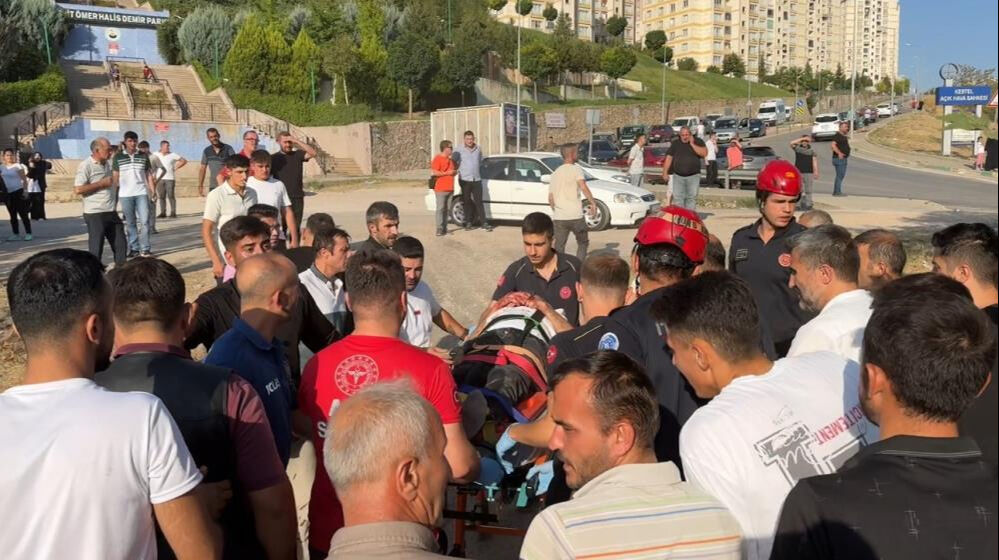 Minibüs dereye uçtu! Feci kazadan sürücü nefes kesen operasyonla kurtarıldı - 2. Resim