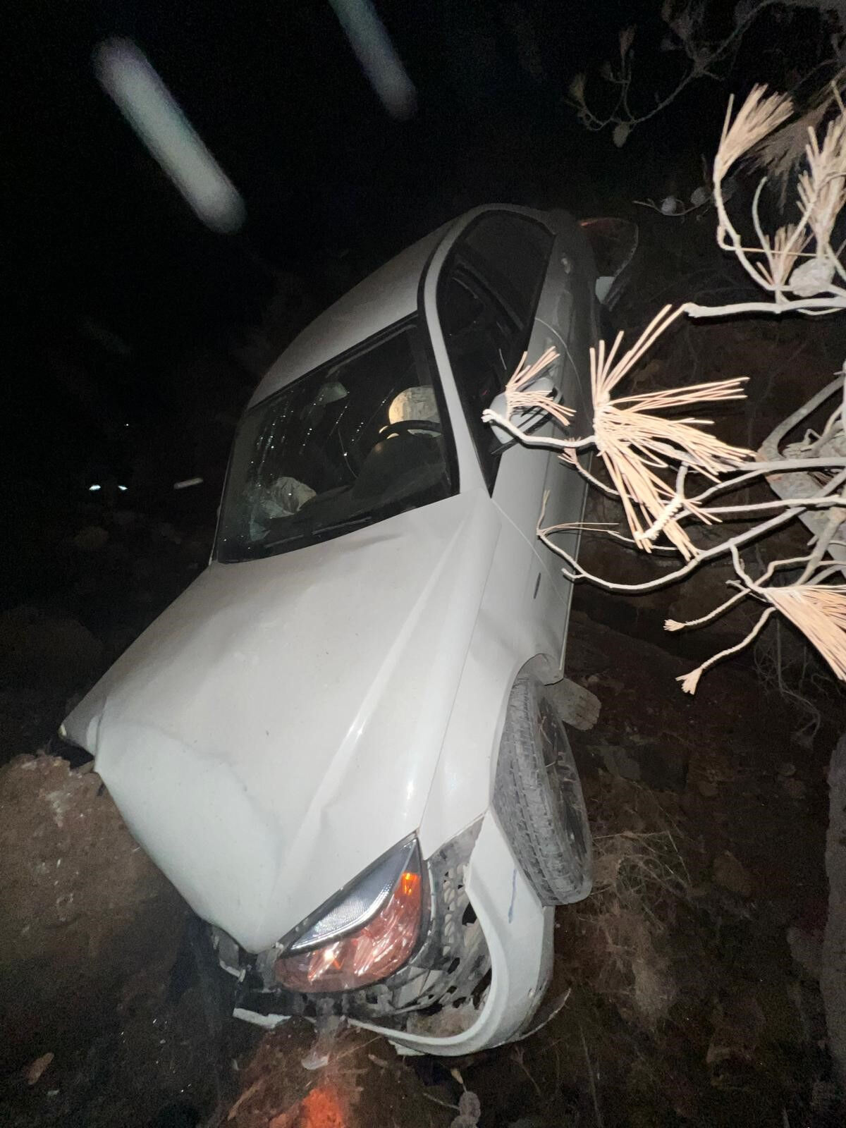 Otomobil uçurumdan yuvarlandı, herkes aynı detaya takıldı Otomobil uçurumdan yuvarlandı - 1. Resim