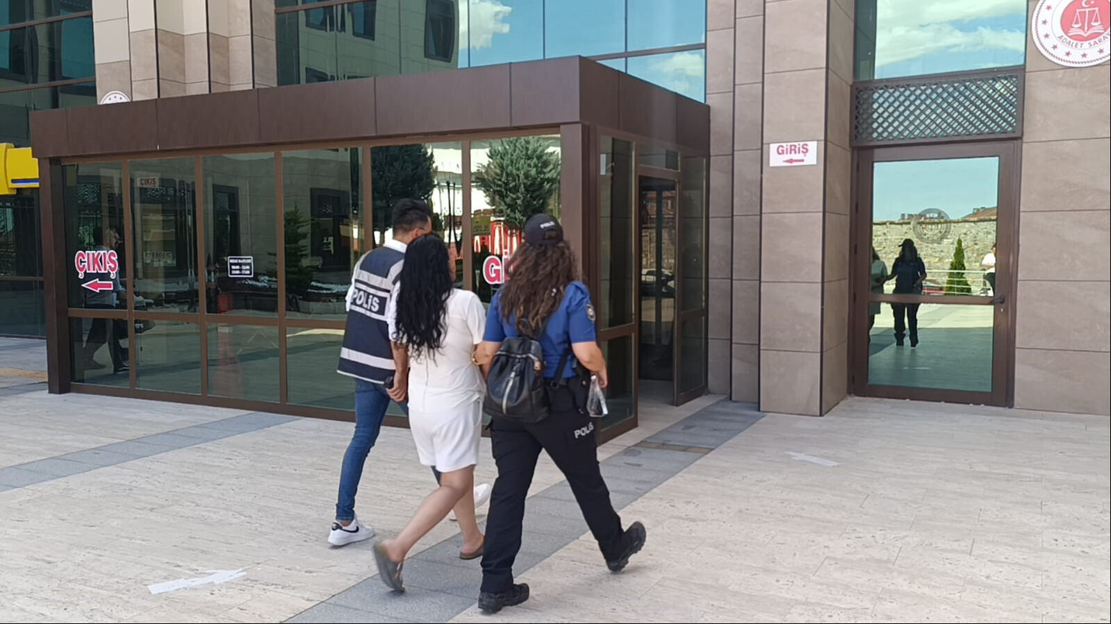 Saklanmak için girdiği yerde nefessizlikten ölecekti... Hırsızı ölümden polis kurtardı - 2. Resim