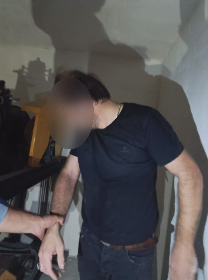 Saklanmak için girdiği yerde nefessizlikten ölecekti... Hırsızı ölümden polis kurtardı - 1. Resim