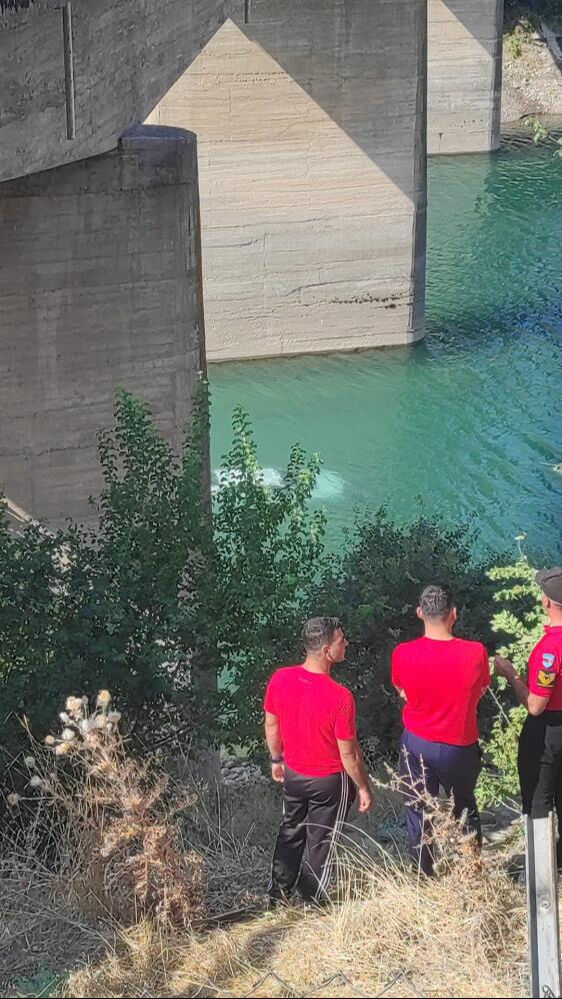 Tunceli'de korkunç kaza! 4 kişilik ailenin bulunduğu araç baraj gölüne daldı Tunceli'de korkunç kaza! 4 kişilik ailenin bulunduğu araç baraj gölüne daldı - 2. Resim