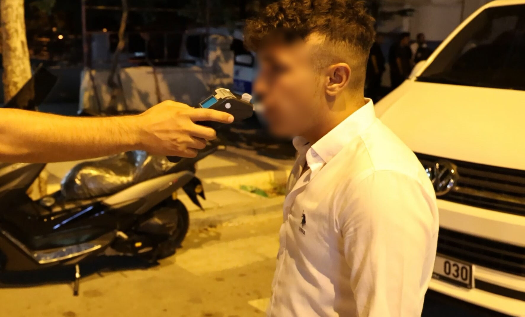 14 yaşında minibüs kullanırken yakalandı! Babasının sözleri ekipleri şoke etti - 1. Resim