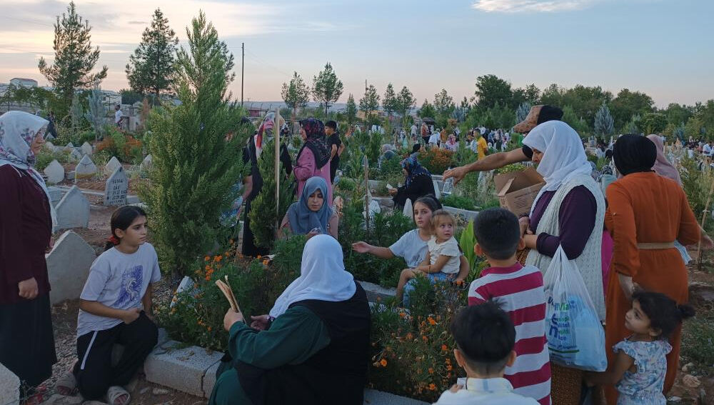 Batman Mezarlığı'nı mesken tutan dilenciler istediğini alamadığında zarar veriyor - 4. Resim