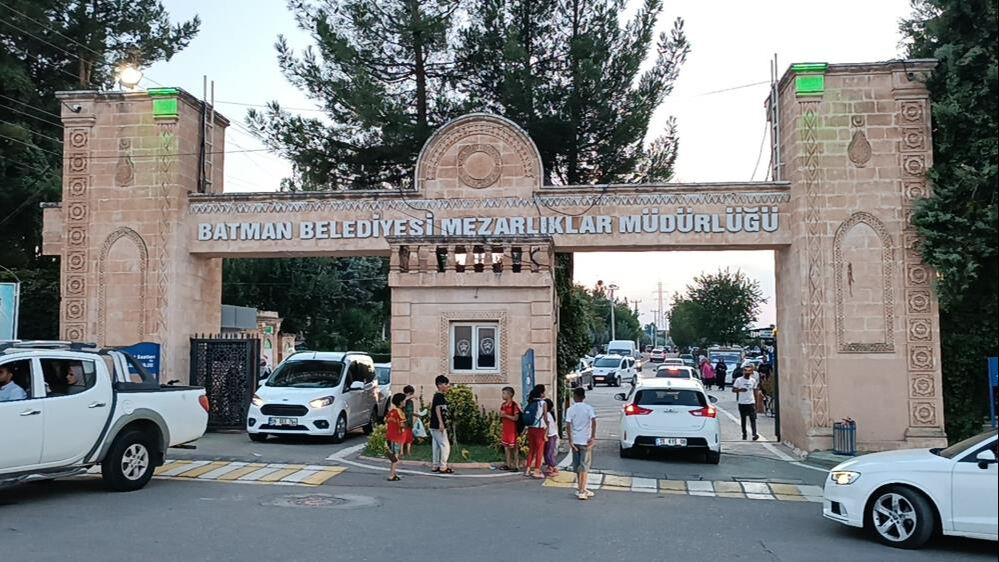 Batman Mezarlığı'nı mesken tutan dilenciler istediğini alamadığında zarar veriyor - 1. Resim