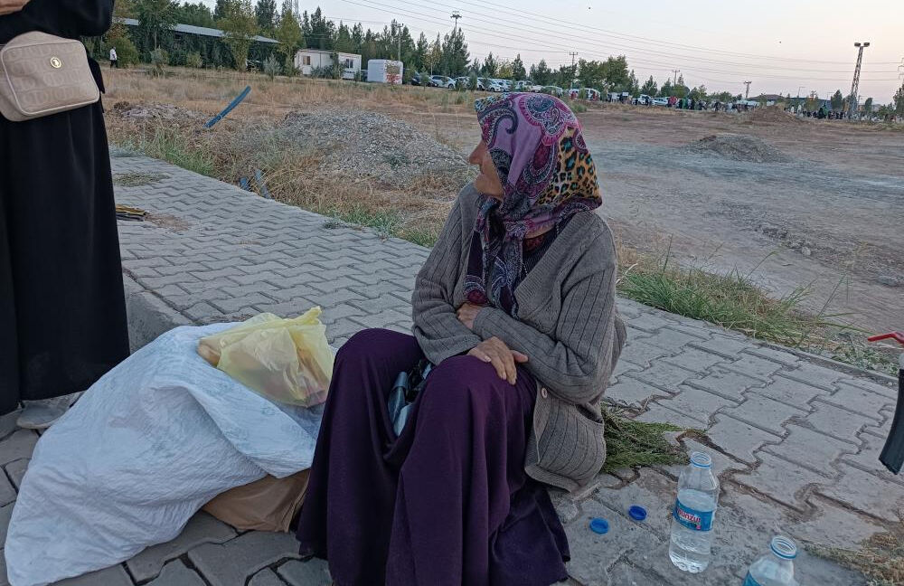 Batman Mezarlığı'nı mesken tutan dilenciler istediğini alamadığında zarar veriyor - 2. Resim