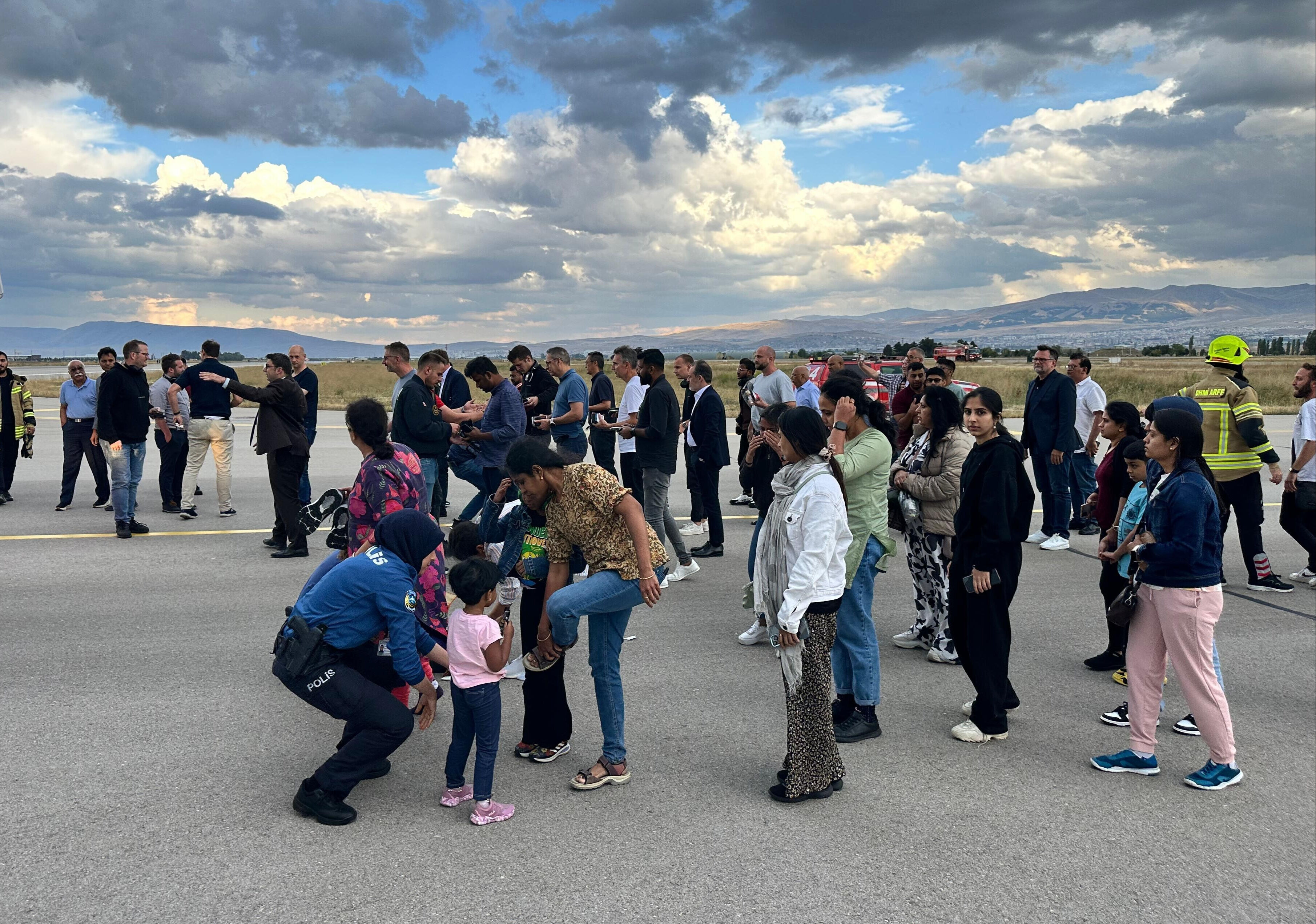 Bomba ihbarı sonrası 25 saatlik bekleyiş! Erzurum'a acil iniş yapan yolcular Almanya'ya uçtu - 2. Resim