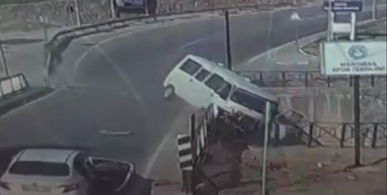 Bursa Kestel'de minibüsün dereye uçtuğu anların görüntüsü ortaya çıktı - 2. Resim