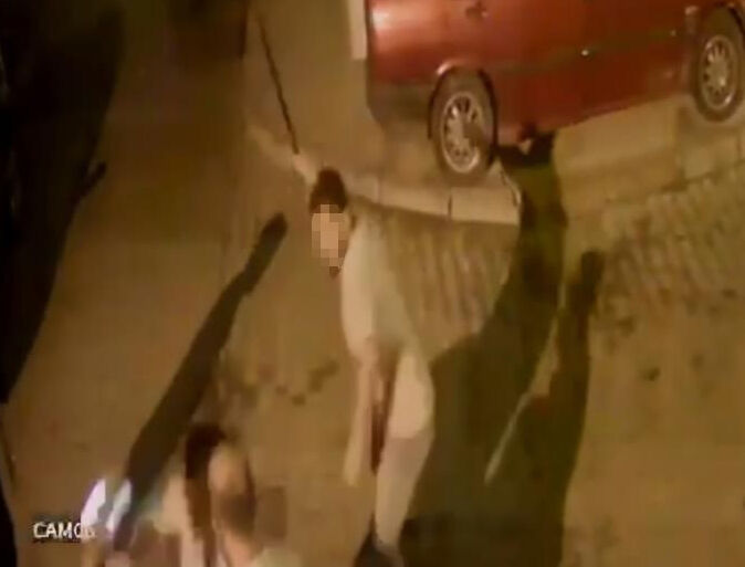 Dini nikahlı eşi ve çocukları tarafından sokak ortasında dövüldü - 1. Resim