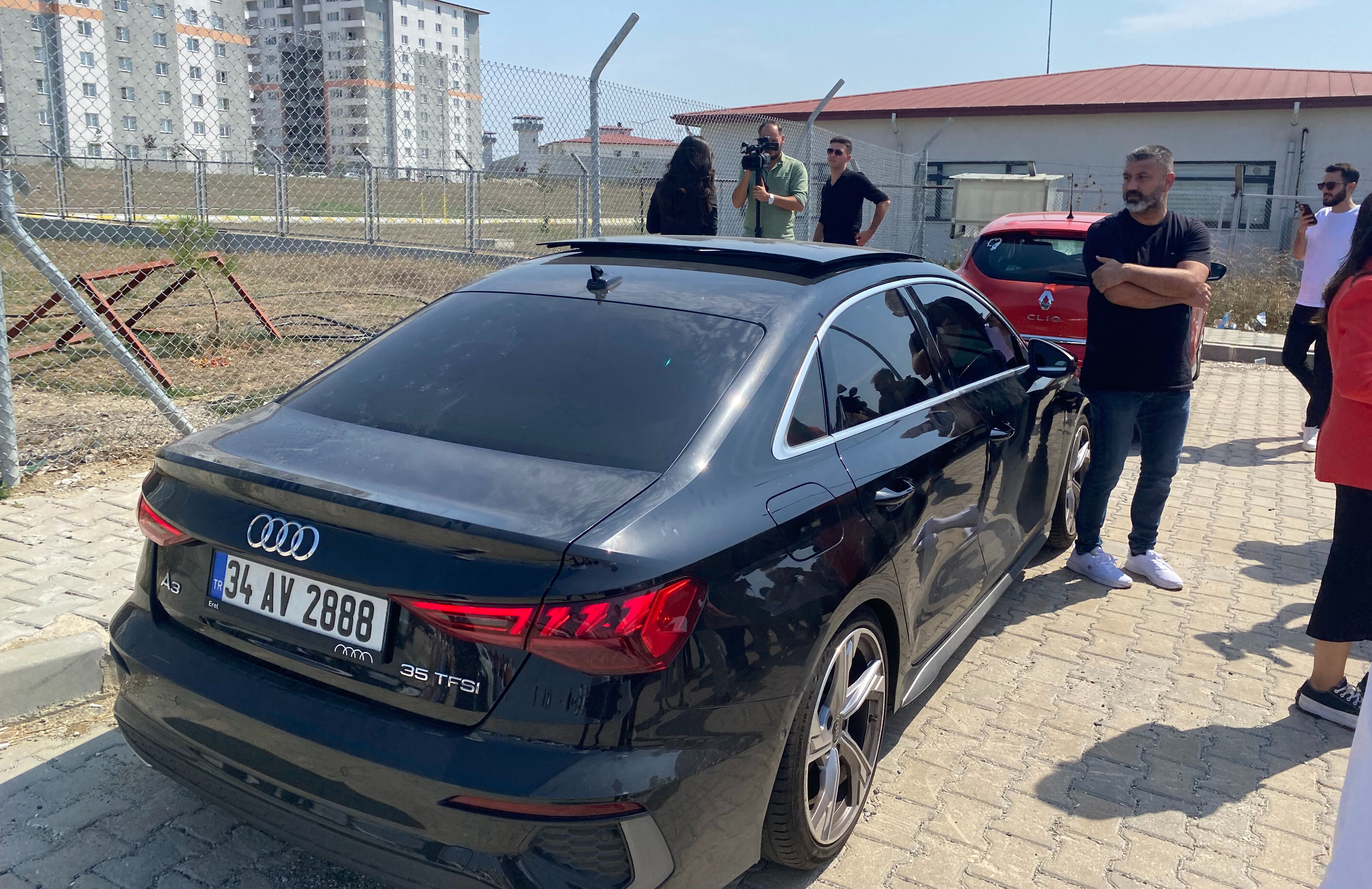 Engin Polat'ın tahliyesinde dikkat çeken görüntü! Bir bir sıralandılar - 2. Resim