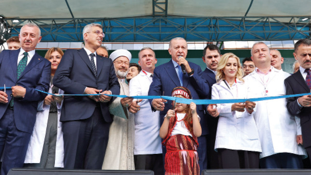 Erdoğan'dan 'paralel yemin'e temizlik vurgusu: O kılıçları kime çekiyorsunuz? Erdoğan'dan 'paralel yemin'e temizlik vurgusu: O kılıçları kime çekiyorsunuz? - 1. Resim