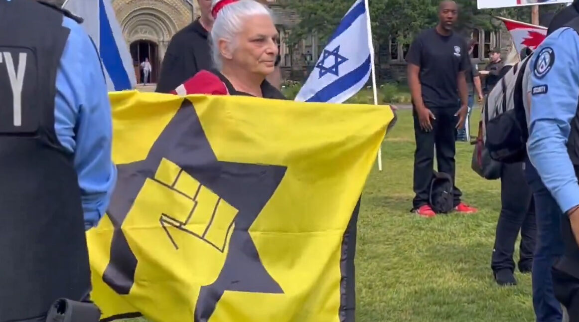 FBI'ın terör listesindeki Yahudi örgüt üyesi silahlı kişiler, Toronto Üniversitesi'nde devriye attı FBI'ın terör listesindeki Yahudi örgüt üyesi silahlı kişiler, Toronto Üniversitesi'nde devriye attı - 3. Resim