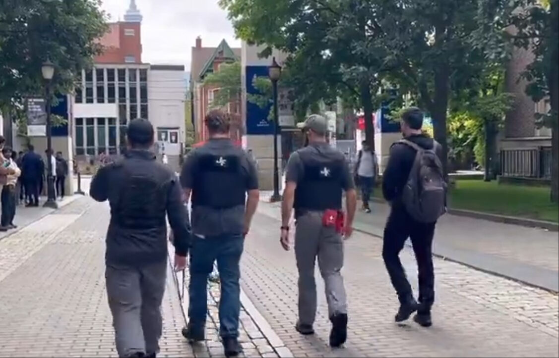 FBI'ın terör listesindeki Yahudi örgüt üyesi silahlı kişiler, Toronto Üniversitesi'nde devriye attı FBI'ın terör listesindeki Yahudi örgüt üyesi silahlı kişiler, Toronto Üniversitesi'nde devriye attı - 1. Resim