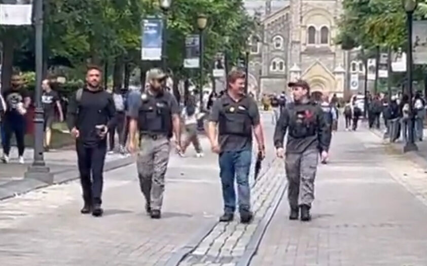 FBI'ın terör listesindeki Yahudi örgüt üyesi silahlı kişiler, Toronto Üniversitesi'nde devriye attı FBI'ın terör listesindeki Yahudi örgüt üyesi silahlı kişiler, Toronto Üniversitesi'nde devriye attı - 2. Resim