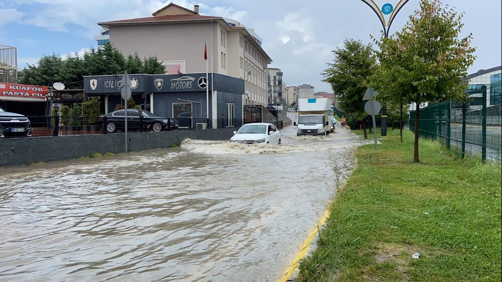 Gebze'yi sağanak vurdu! Yollar araç plakası doldu - 1. Resim