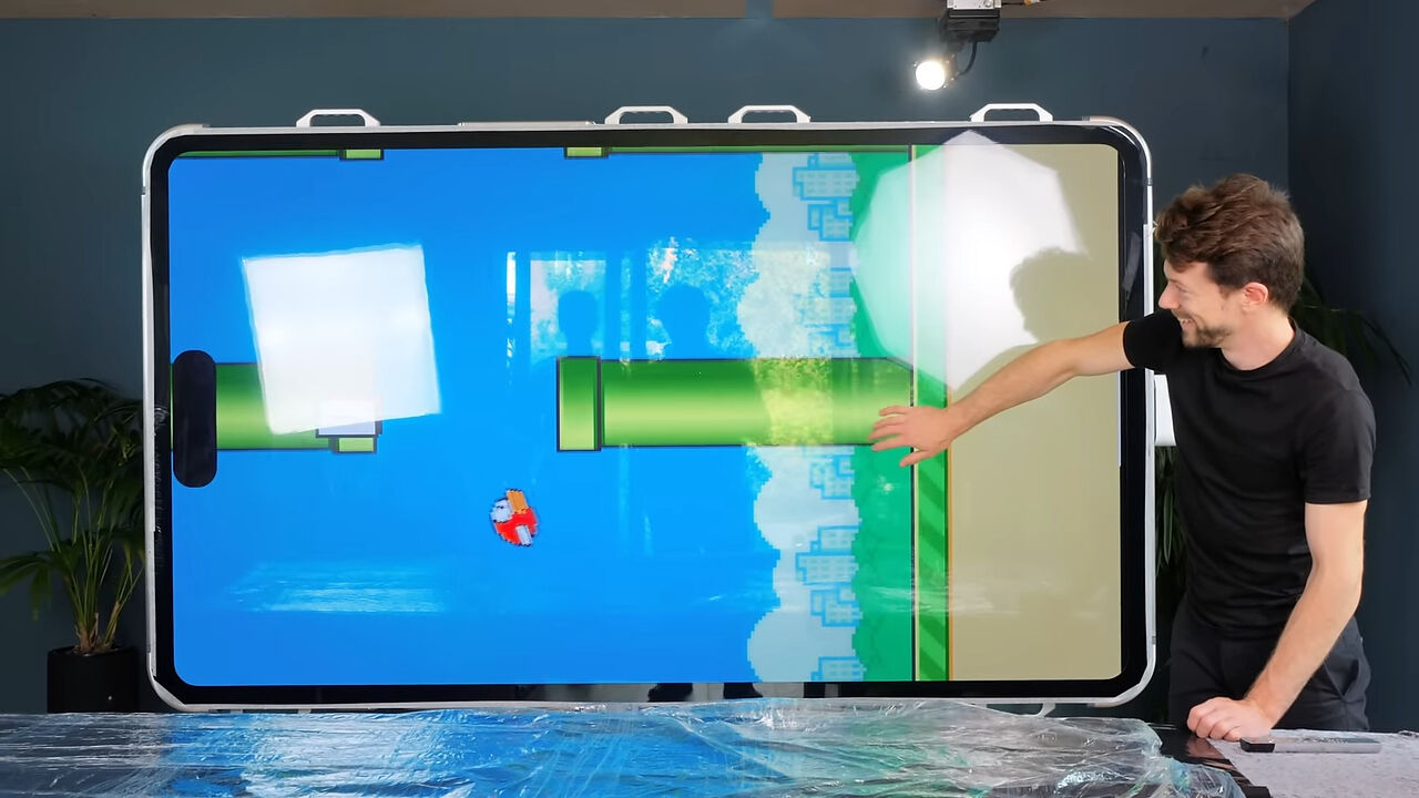 İki YouTuber, dünyanın en büyük iPhone'unu üretti! Cihaz çalışıyor... - 4. Resim