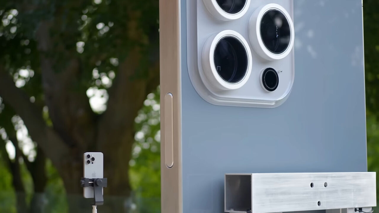 İki YouTuber, dünyanın en büyük iPhone'unu üretti! Cihaz çalışıyor... - 5. Resim