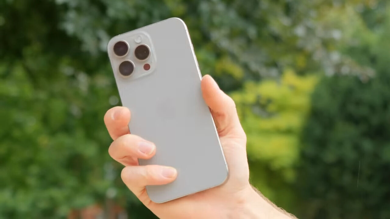 İki YouTuber, dünyanın en büyük iPhone'unu üretti! Cihaz çalışıyor... - 1. Resim