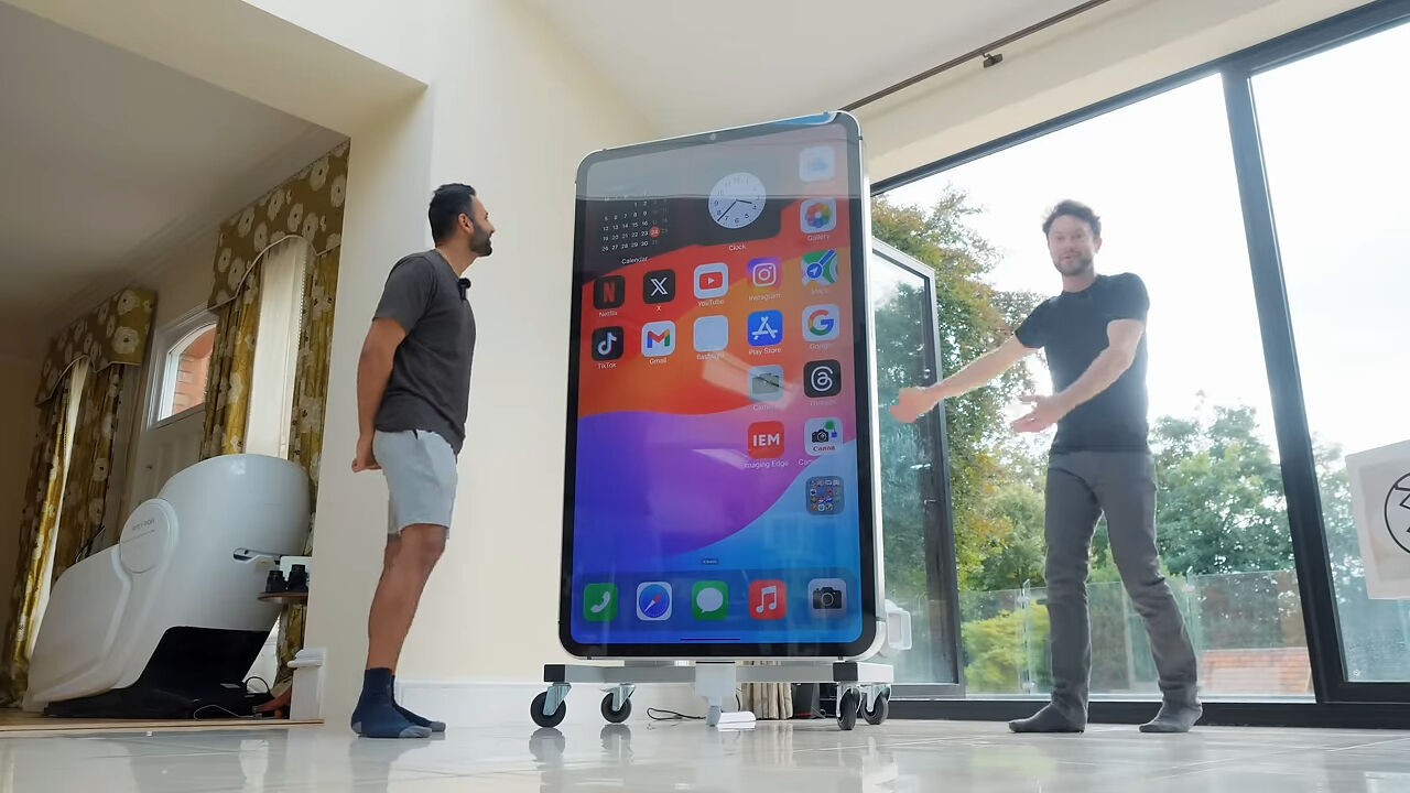 İki YouTuber, dünyanın en büyük iPhone'unu üretti! Cihaz çalışıyor... - 2. Resim