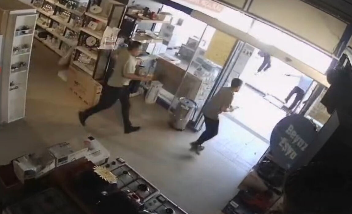 Kahramanmaraş'taki şiddetli deprem kamerada! Birbirlerini ezdiler - 1. Resim