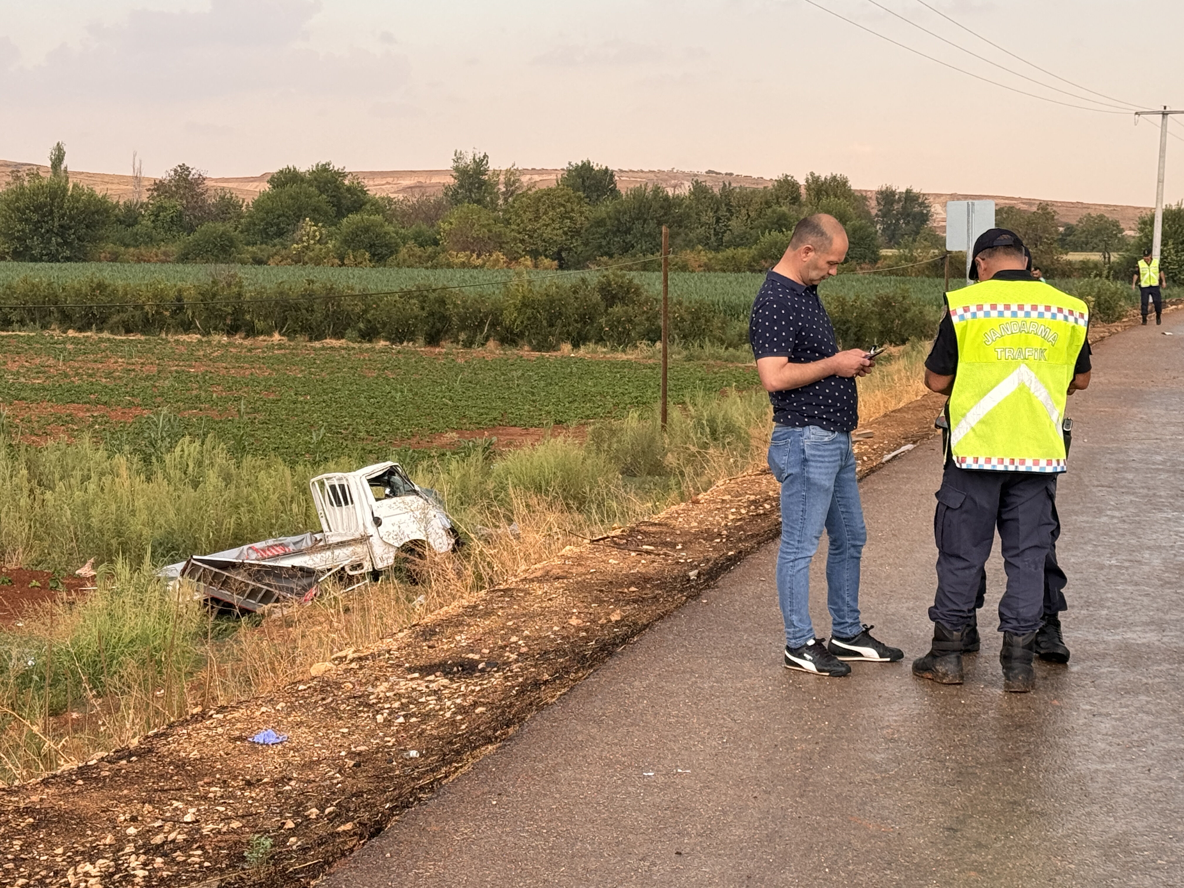 Tarım işçilerini taşıyan kamyonet devrildi! Ölü ve onlarca yaralı var Tarım işçilerini taşıyan kamyonet devrildi! Ölü ve onlarca yaralı var - 1. Resim
