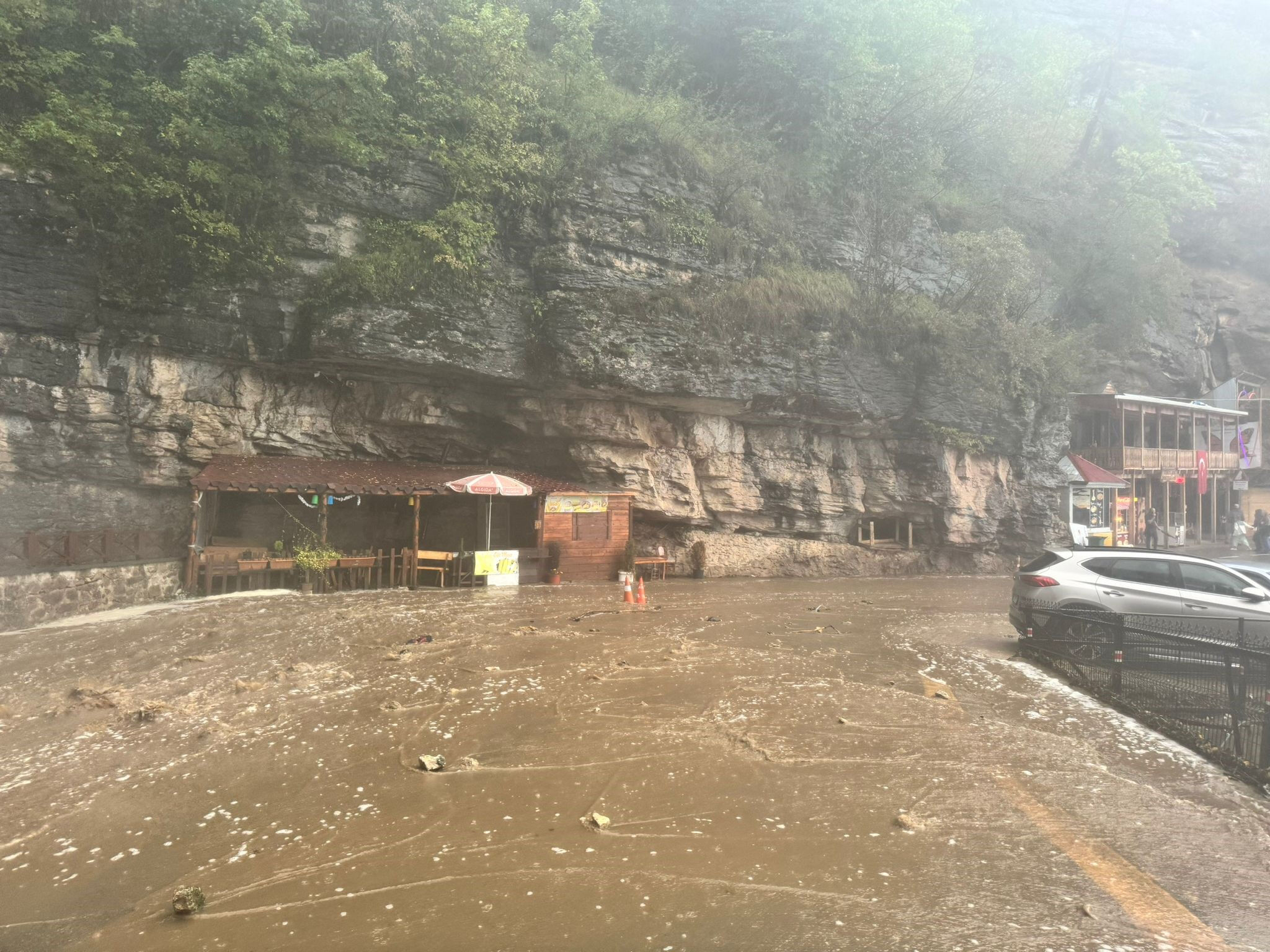 Trabzon'da can pazarı! Şelale taştı, turistler mağaradan mahsur kaldı - 1. Resim