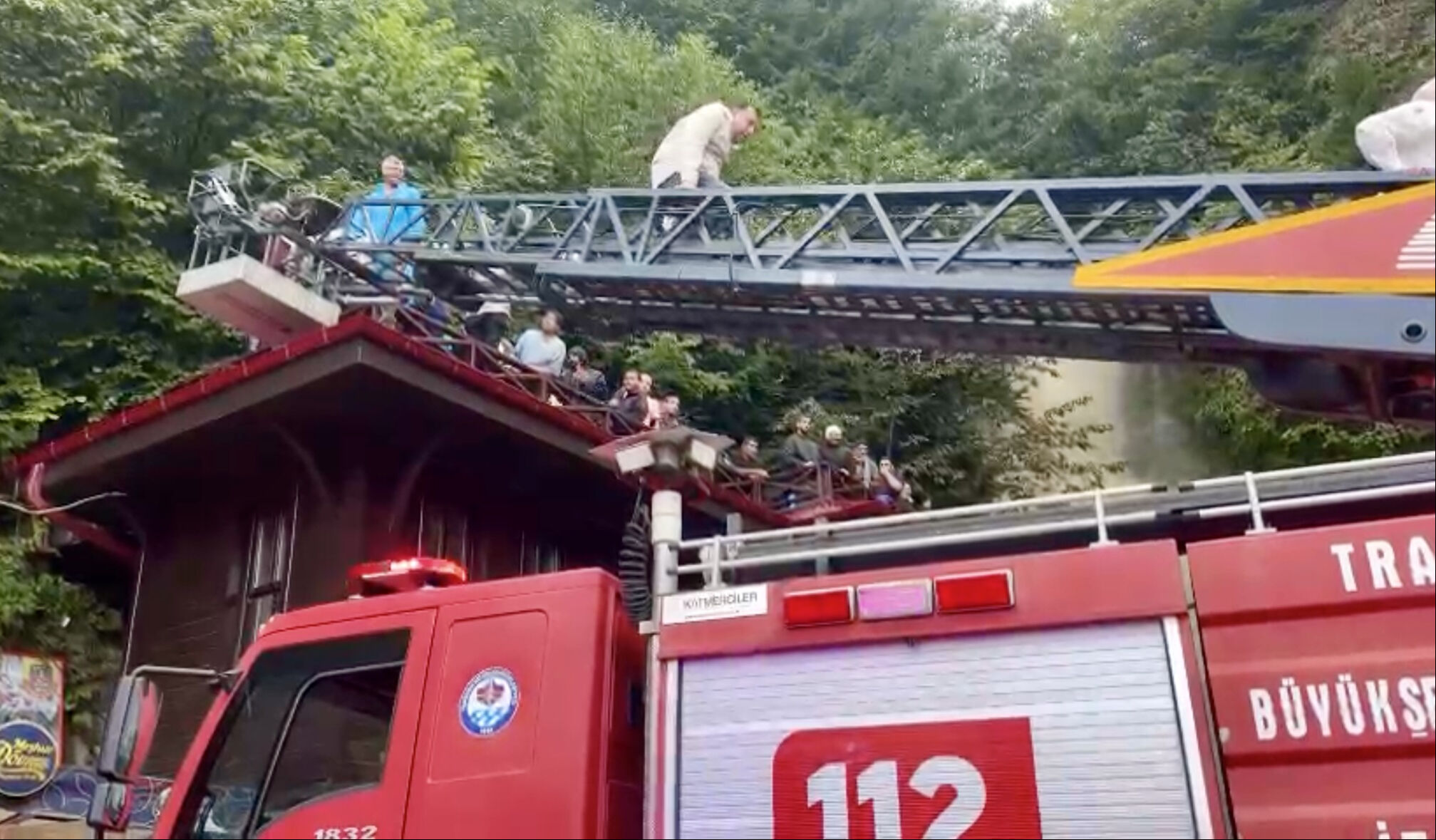 Trabzon'da can pazarı! Şelale taştı, turistler mağaradan mahsur kaldı - 2. Resim