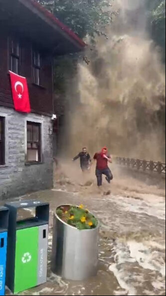 Trabzon'da can pazarı! Şelale taştı, turistler mağaradan mahsur kaldı - 4. Resim