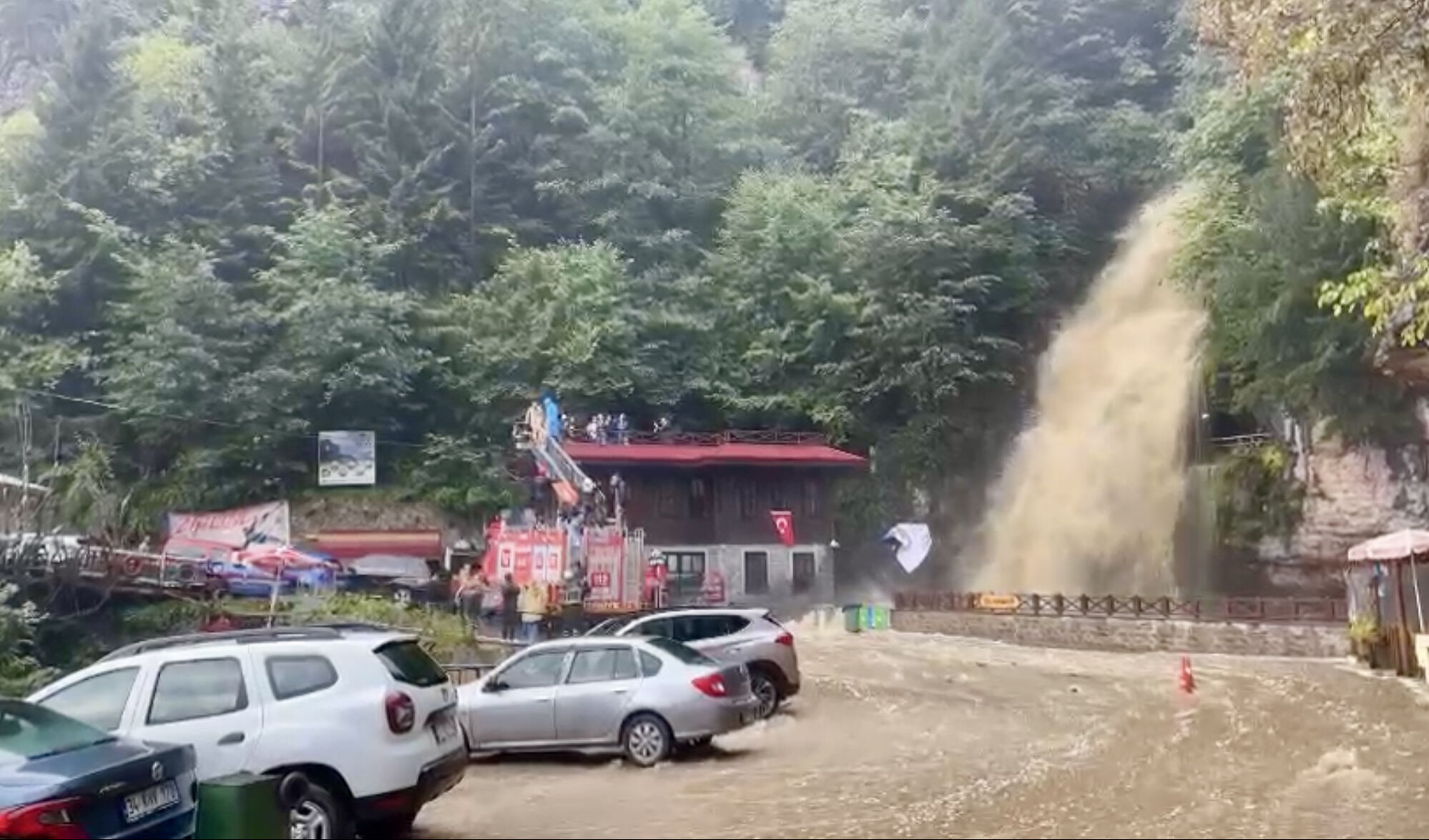 Trabzon'da can pazarı! Şelale taştı, turistler mağaradan mahsur kaldı - 3. Resim