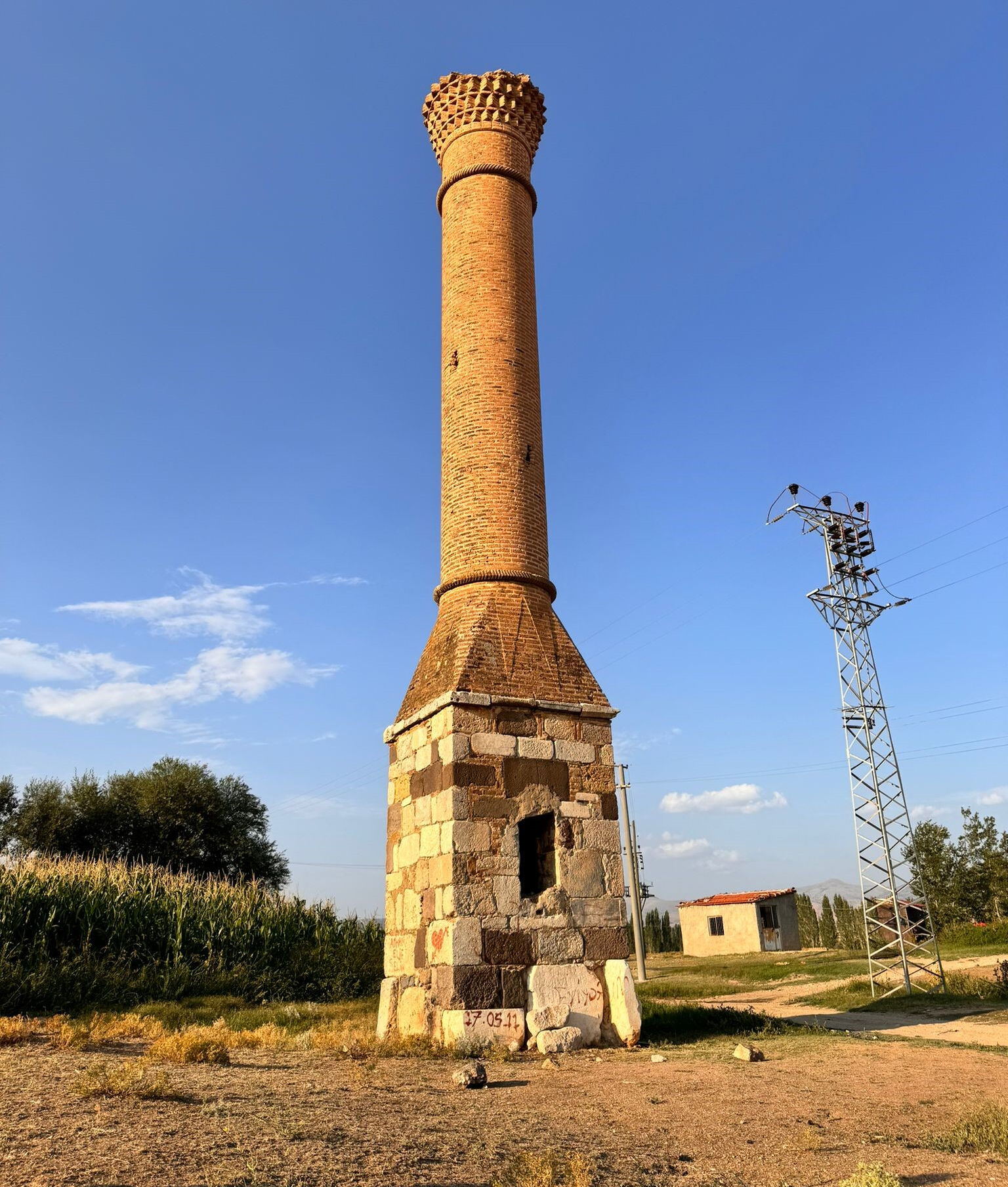 Afyon'da Selçuklu yapısı Kırık Minare tek başına zamana meydan okuyor - 2. Resim