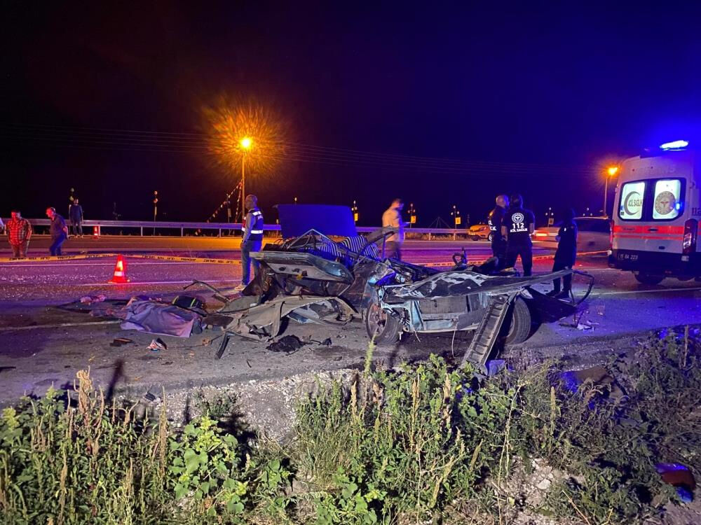 Burdur'da korkunç kaza! Refüjü aşan araç karşı şeritten gelen arabanın üstüne düştü: 2 ölü, 3 yaralı Burdur'da korkunç kaza! Refüjü aşan araç karşı şeritten gelen arabanın üstüne düştü: 2 ölü, 3 yaralı - 6. Resim