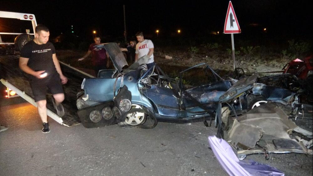 Burdur'da korkunç kaza! Refüjü aşan araç karşı şeritten gelen arabanın üstüne düştü: 2 ölü, 3 yaralı Burdur'da korkunç kaza! Refüjü aşan araç karşı şeritten gelen arabanın üstüne düştü: 2 ölü, 3 yaralı - 4. Resim