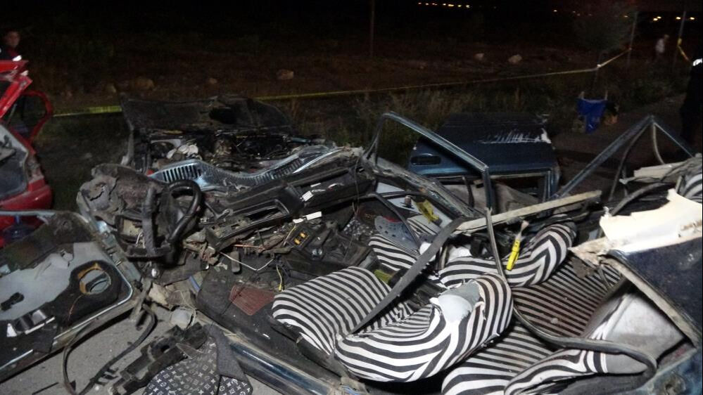 Burdur'da korkunç kaza! Refüjü aşan araç karşı şeritten gelen arabanın üstüne düştü: 2 ölü, 3 yaralı Burdur'da korkunç kaza! Refüjü aşan araç karşı şeritten gelen arabanın üstüne düştü: 2 ölü, 3 yaralı - 1. Resim