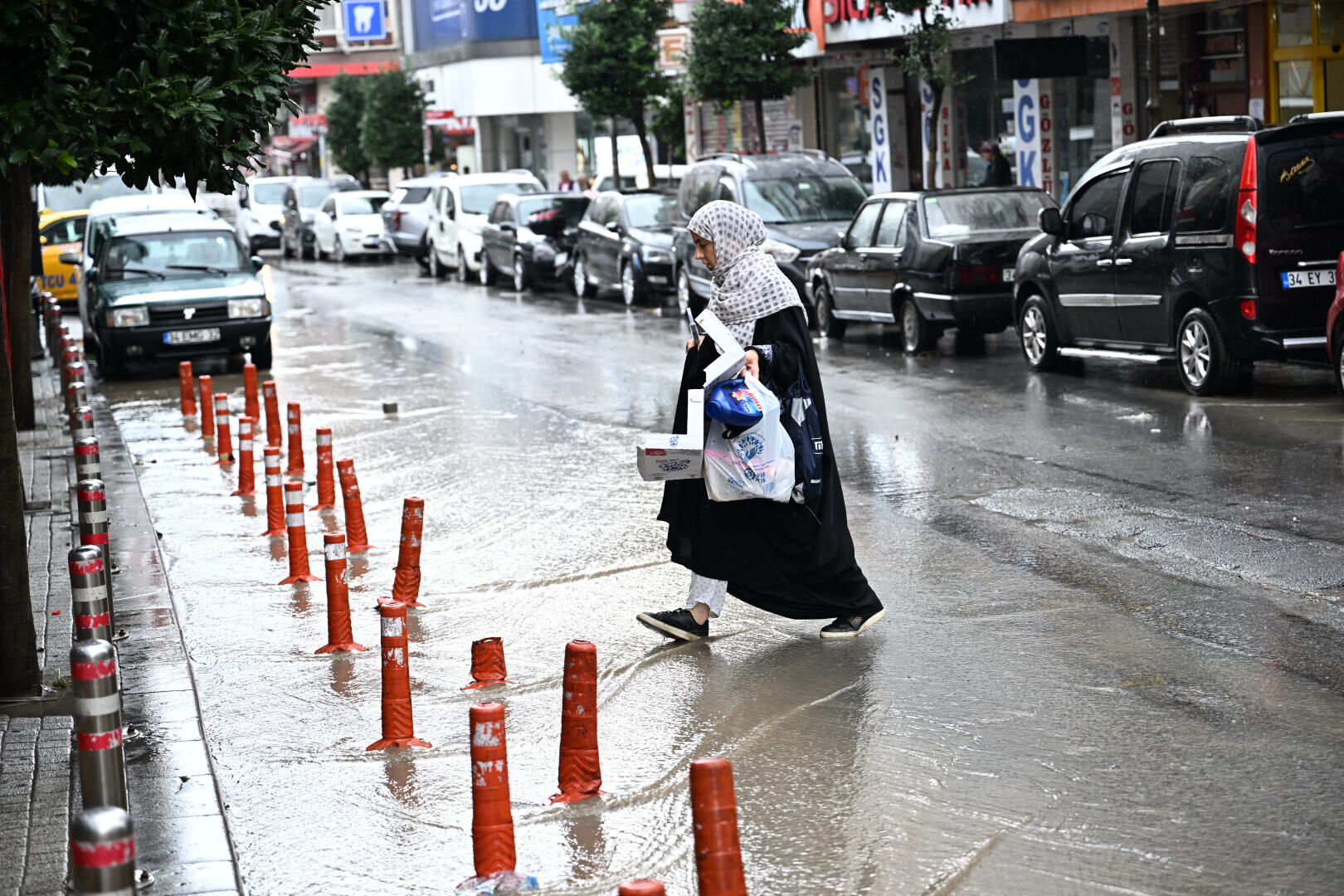 İstanbul'u sağanak vurdu! Duvarlar devrildi, evleri su bastı - 1. Resim