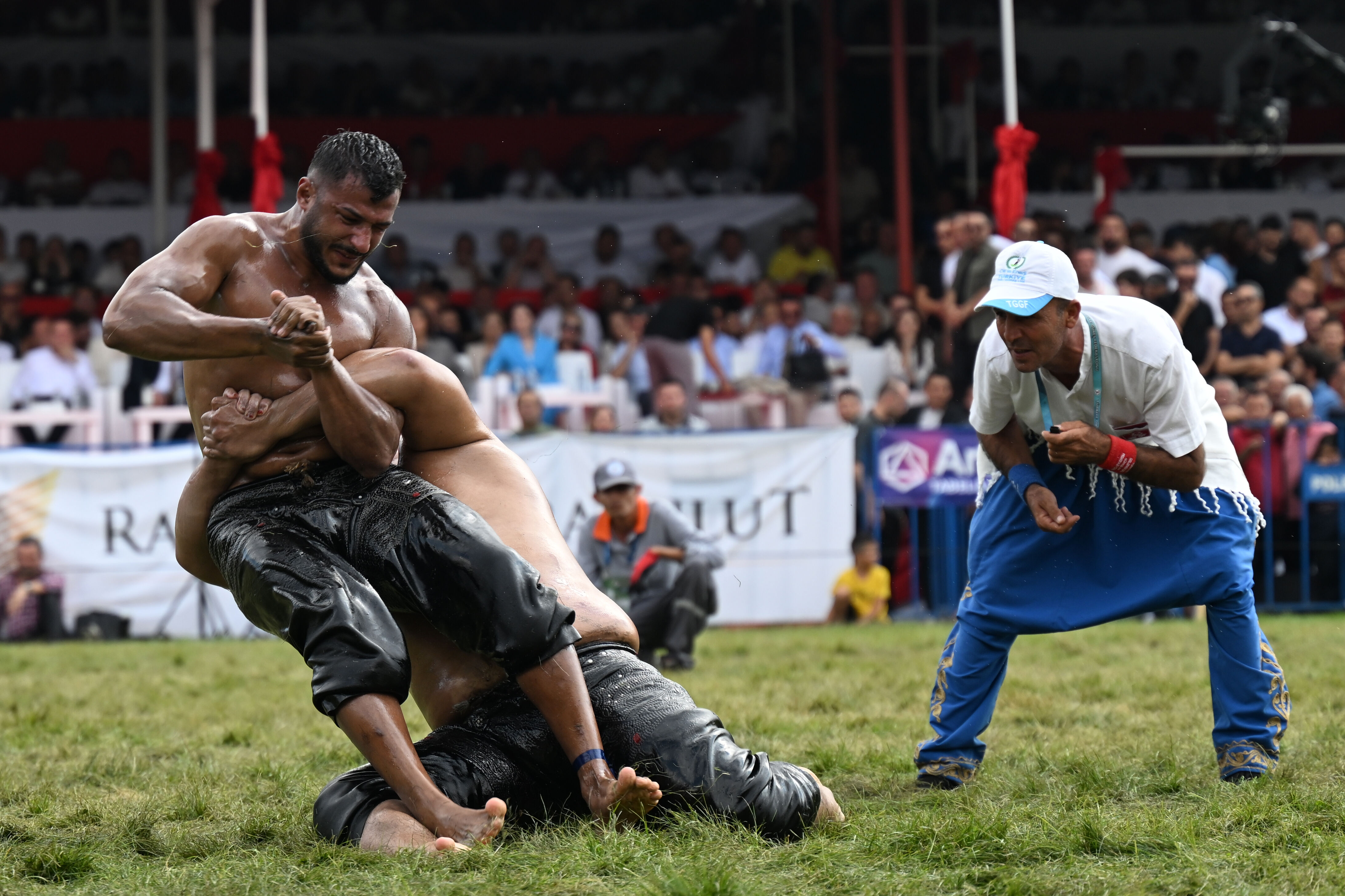 Sakatlık başpehlivanı eledi! 672'nci Tarihi Elmalı Yağlı Güreşleri son düzlükte Sakatlık başpehlivanı eledi! 672'nci Tarihi Elmalı Yağlı Güreşleri son düzlükte - 2. Resim