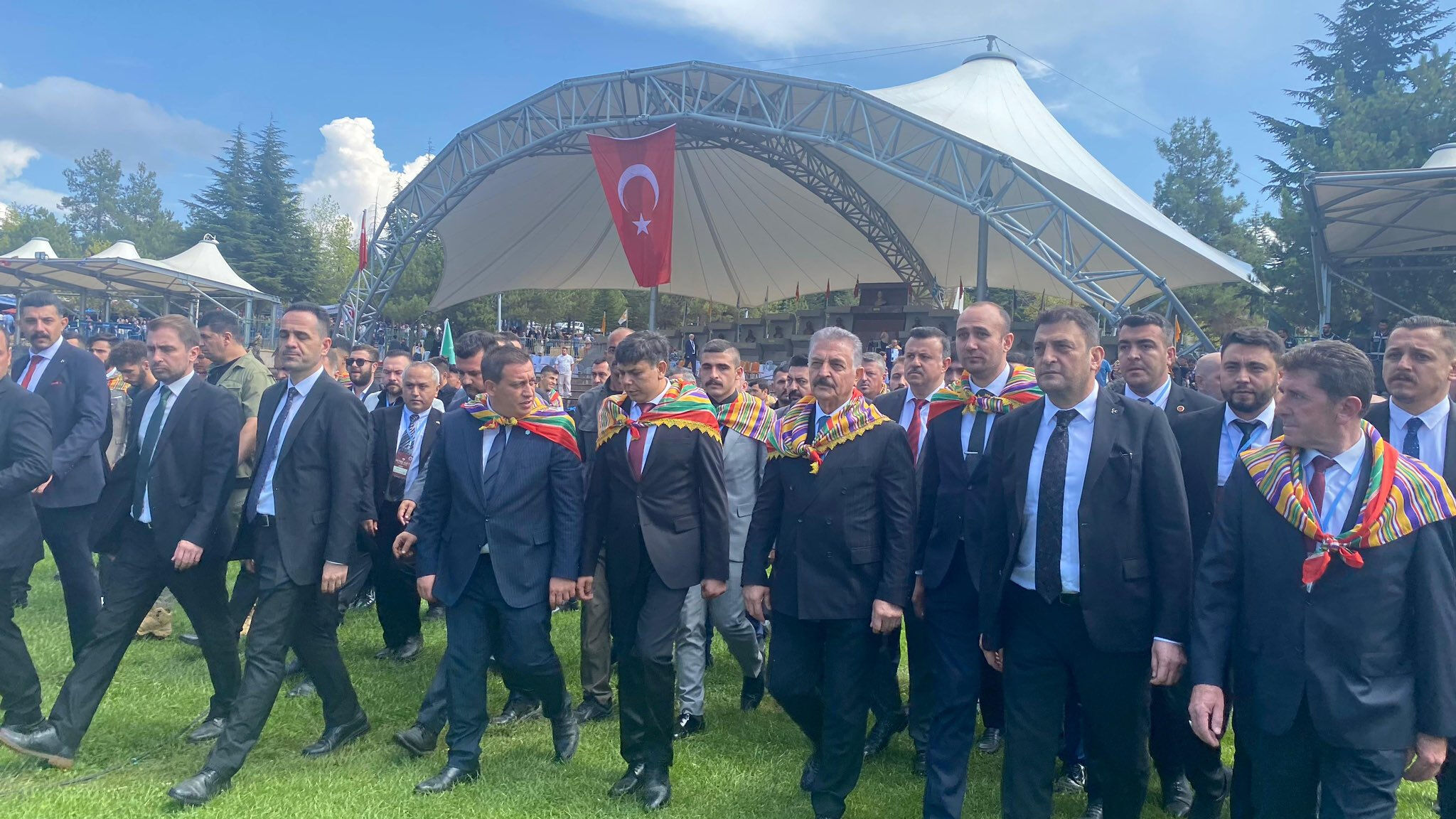 Söğüt şenliklerinde olay! MHP'li İsmet Büyükataman'ı türbeye almadılar - 1. Resim