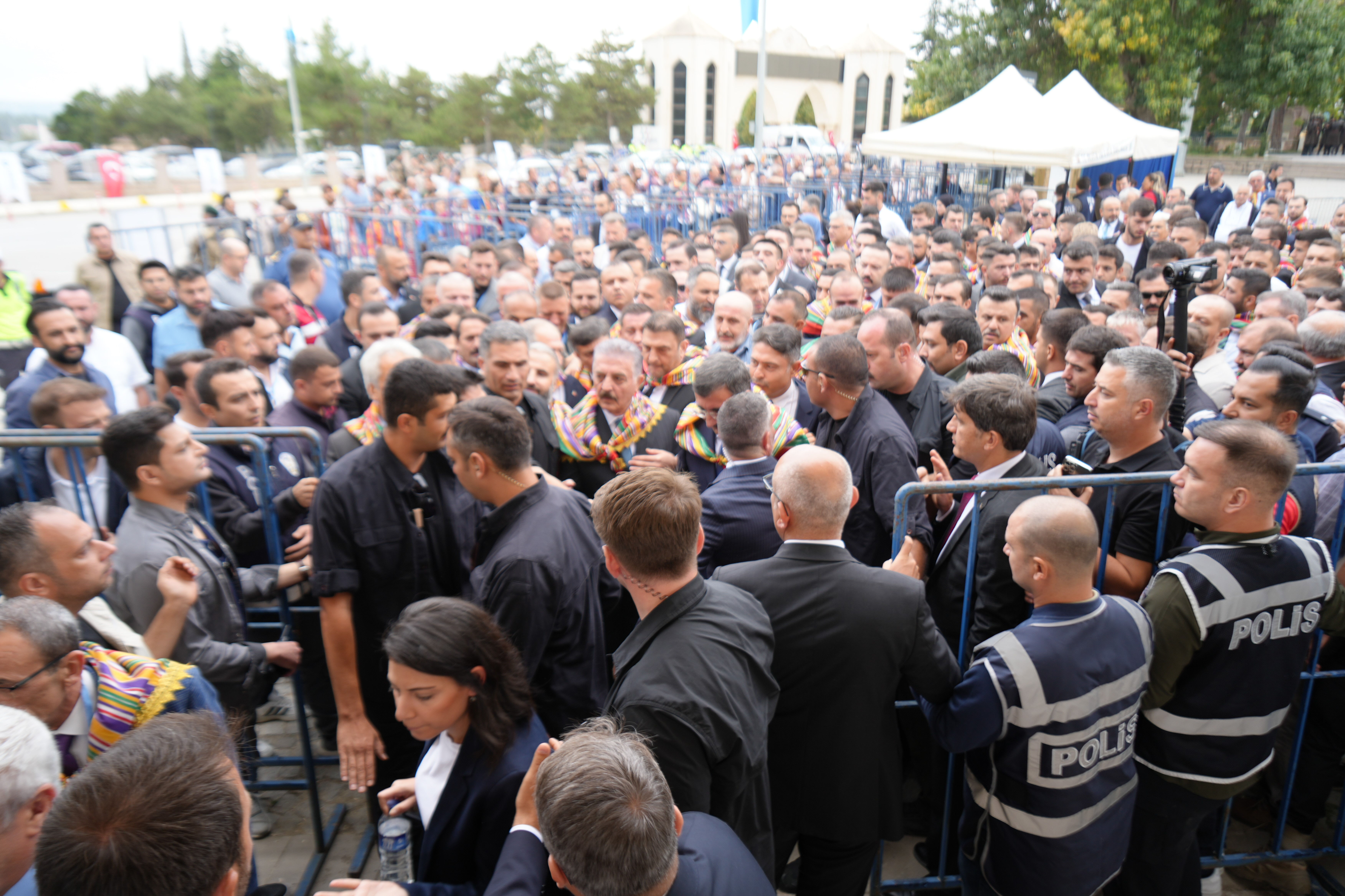 Söğüt şenliklerinde olay! MHP'li İsmet Büyükataman'ı türbeye almadılar - 2. Resim