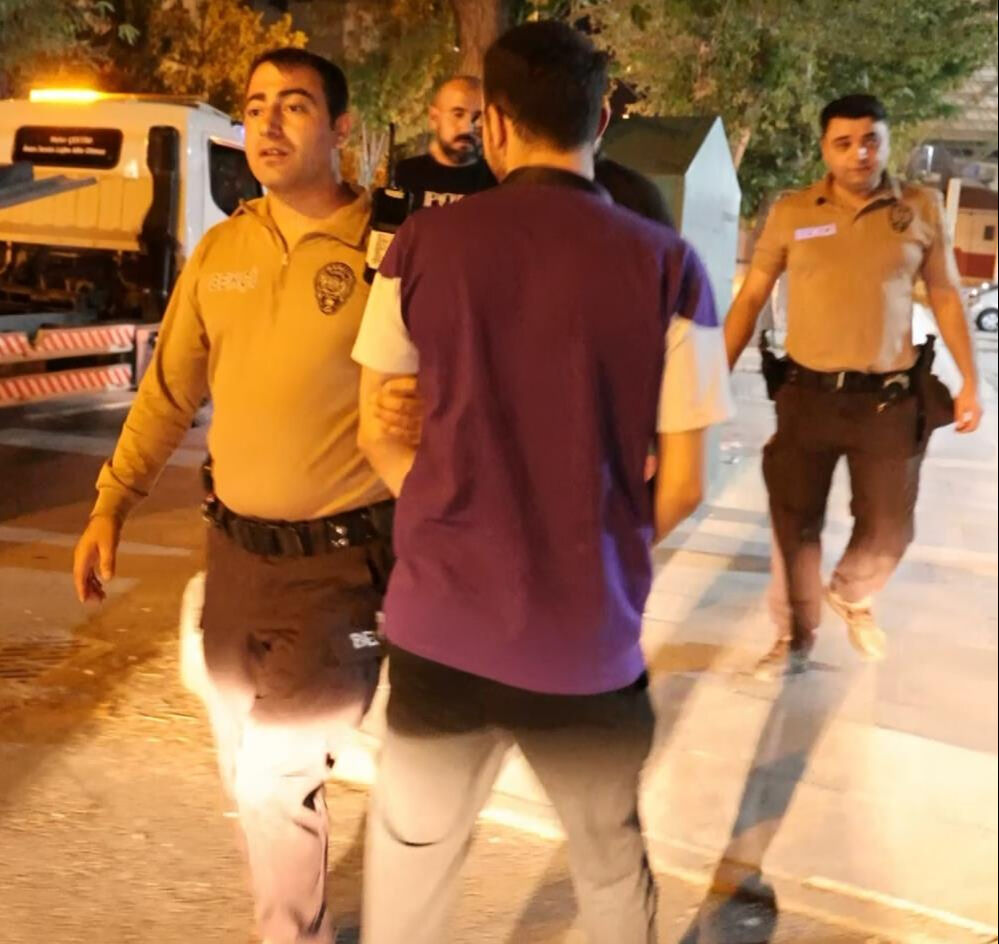 Uyuşturucu ile yakalandı, gözaltına alınınca bunu yaptı! Ekipler geri geri götürdü - 1. Resim