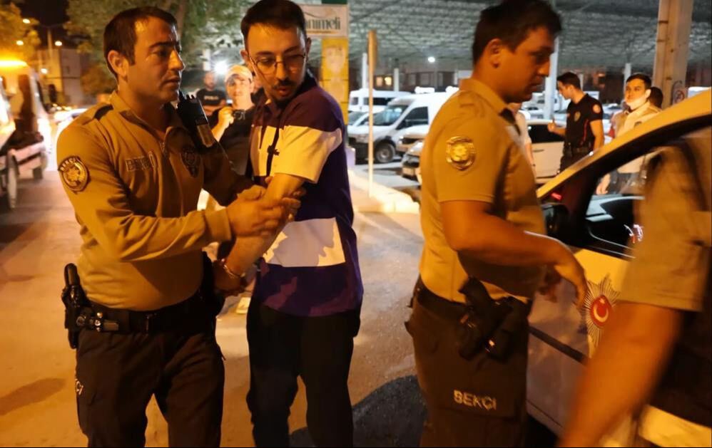 Uyuşturucu ile yakalandı, gözaltına alınınca bunu yaptı! Ekipler geri geri götürdü - 2. Resim