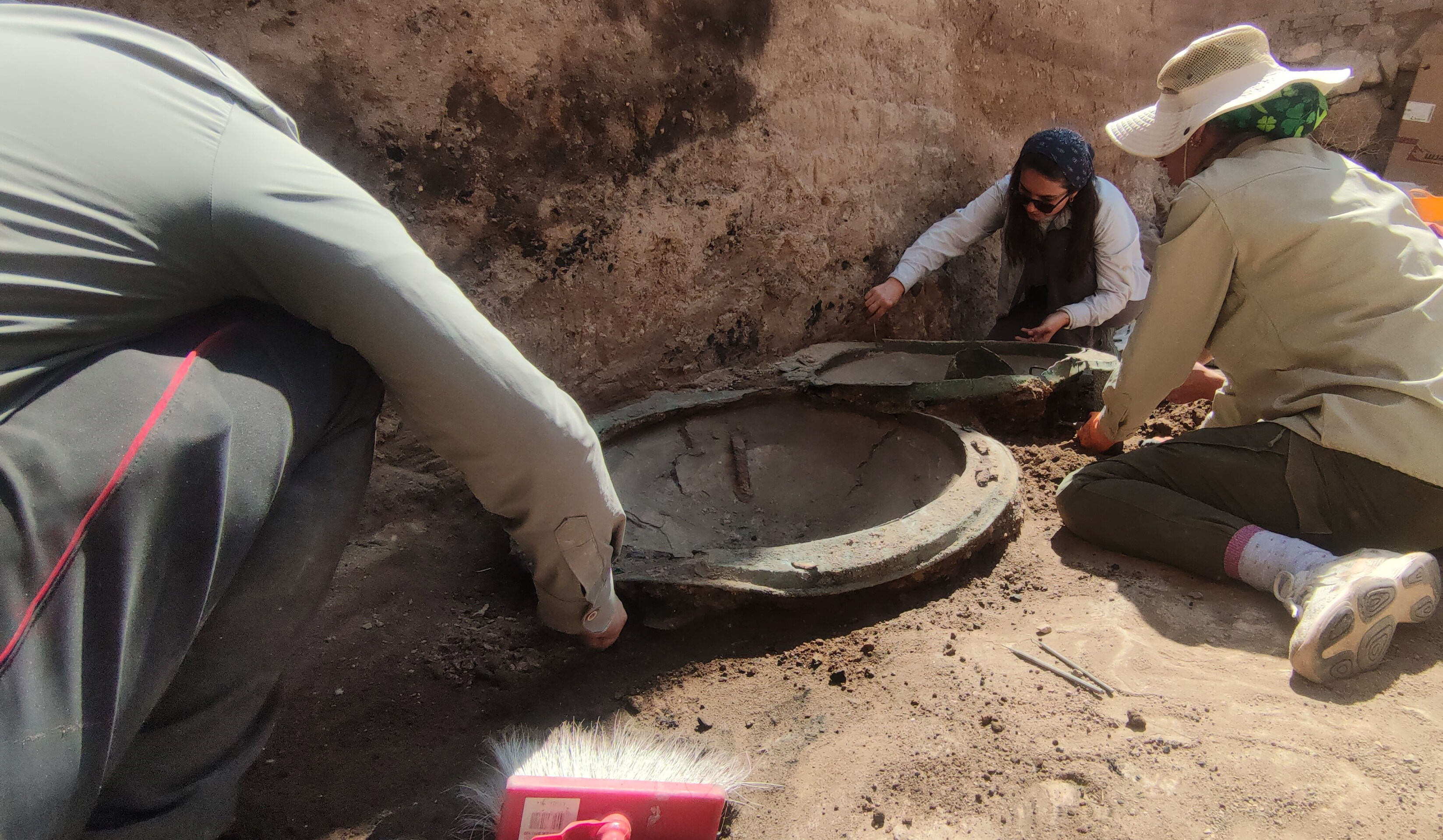 Van'da  2700 yıllık tarihi keşif! Ayanis Kalesi'nde Urartu miğferi ve bronz kalkanlar bulundu - 2. Resim