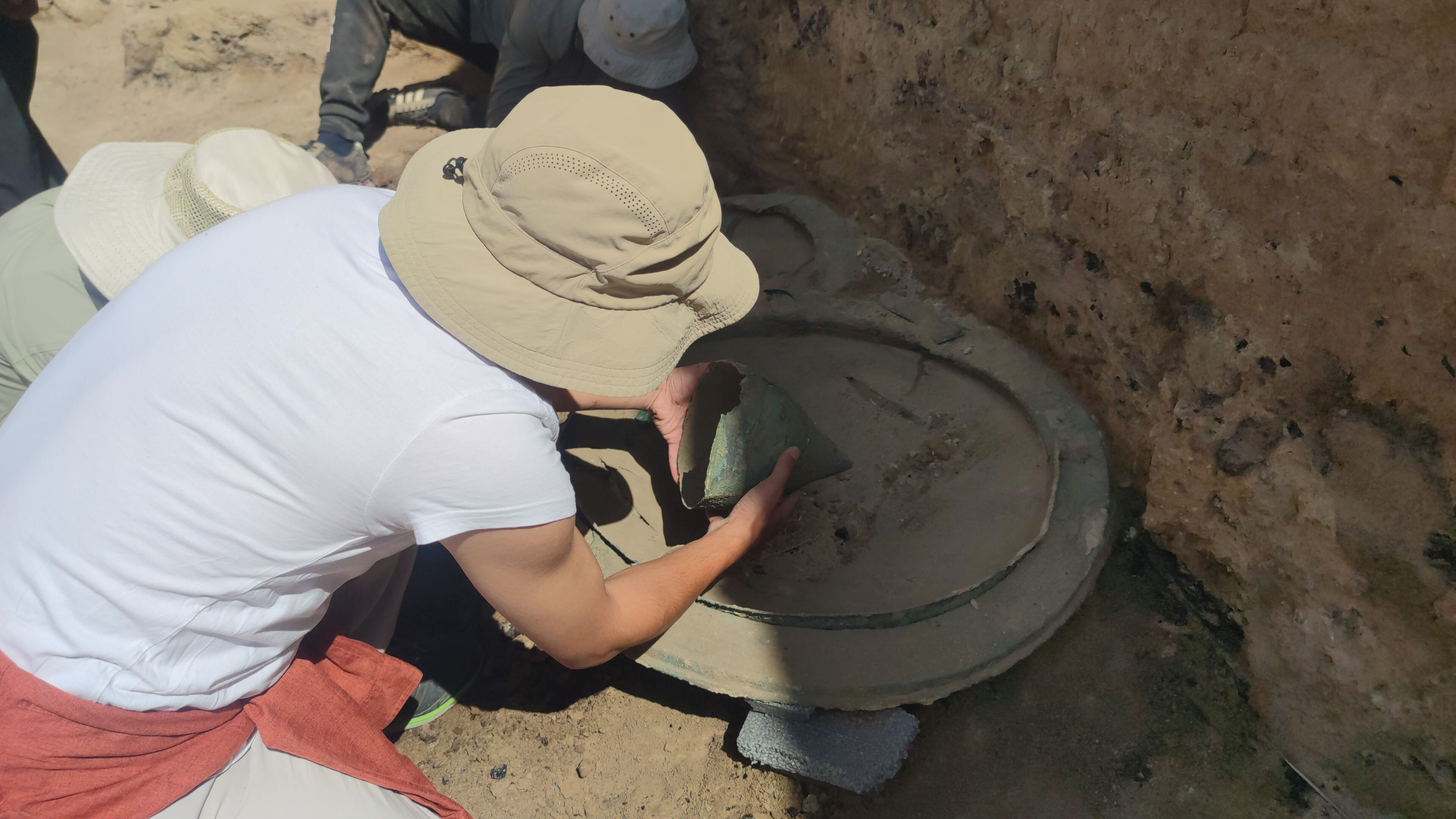 Van'da  2700 yıllık tarihi keşif! Ayanis Kalesi'nde Urartu miğferi ve bronz kalkanlar bulundu - 1. Resim