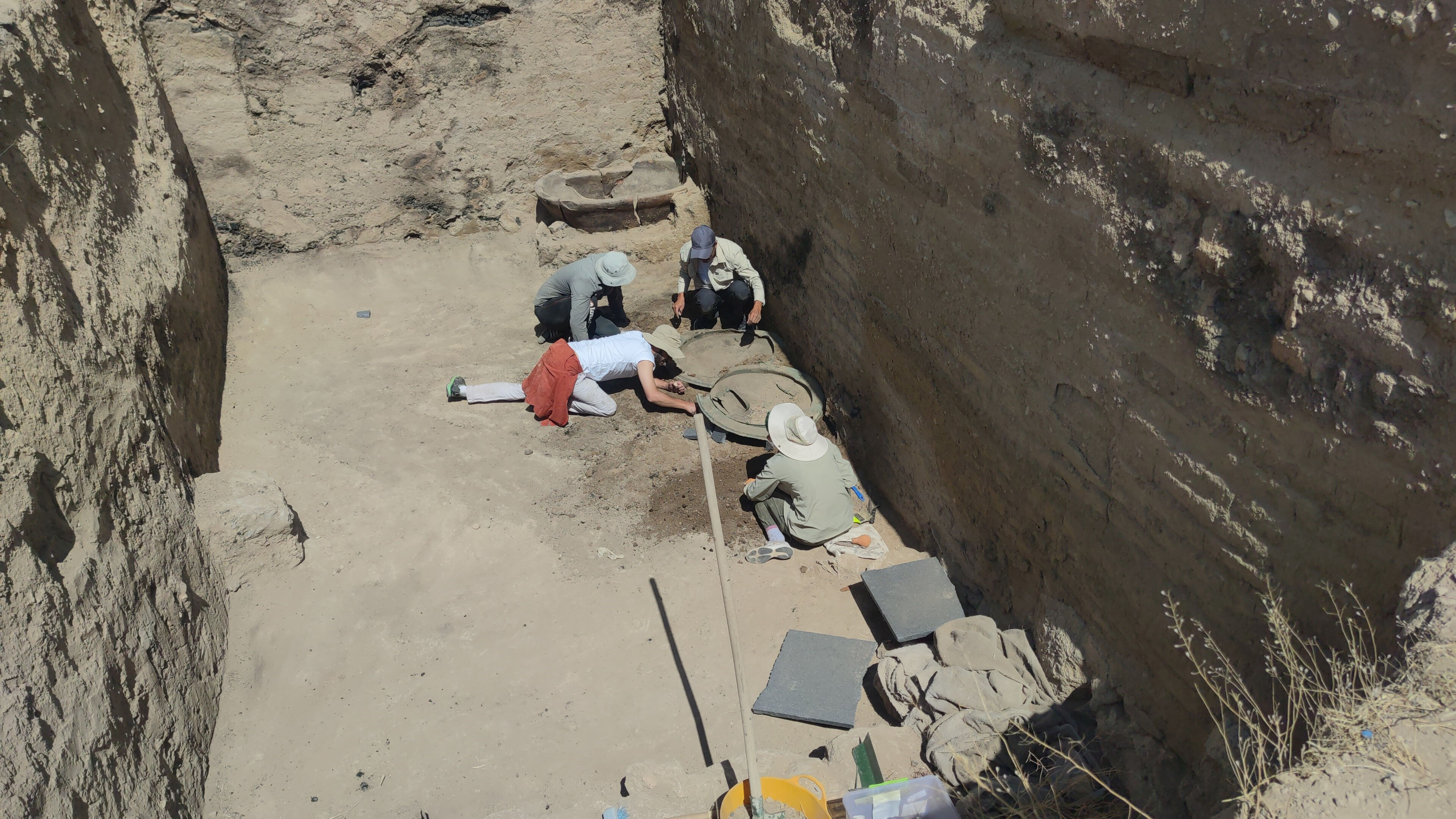 Van'da  2700 yıllık tarihi keşif! Ayanis Kalesi'nde Urartu miğferi ve bronz kalkanlar bulundu - 4. Resim