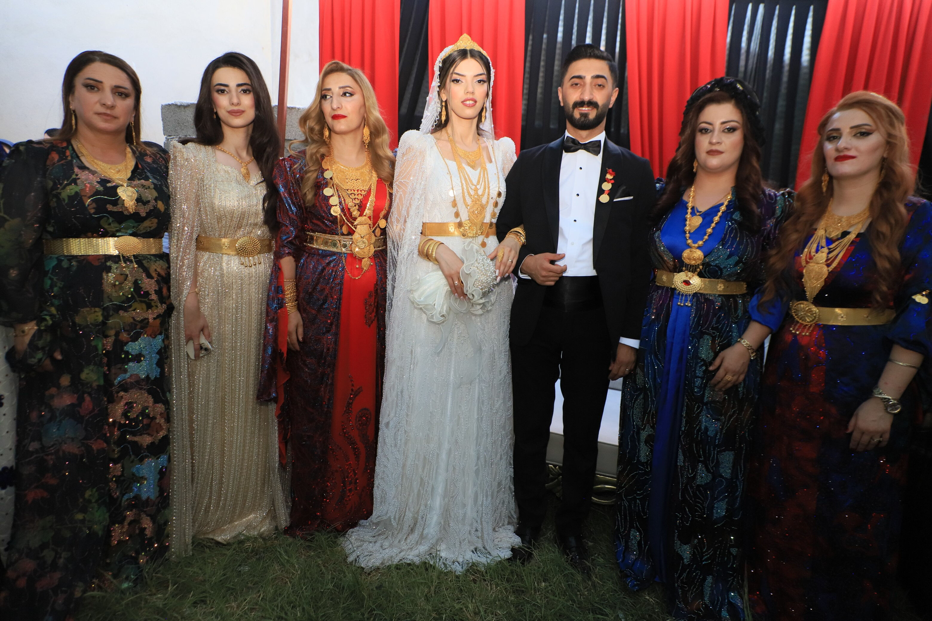 Aşiret düğününde gelin ve damada resmen servet takıldı! 5 kilo altın, 5 milyon lira para... Aşiret düğününde gelin ve damada resmen servet takıldı! 5 kilo altın, 5 milyon lira para... - 1. Resim