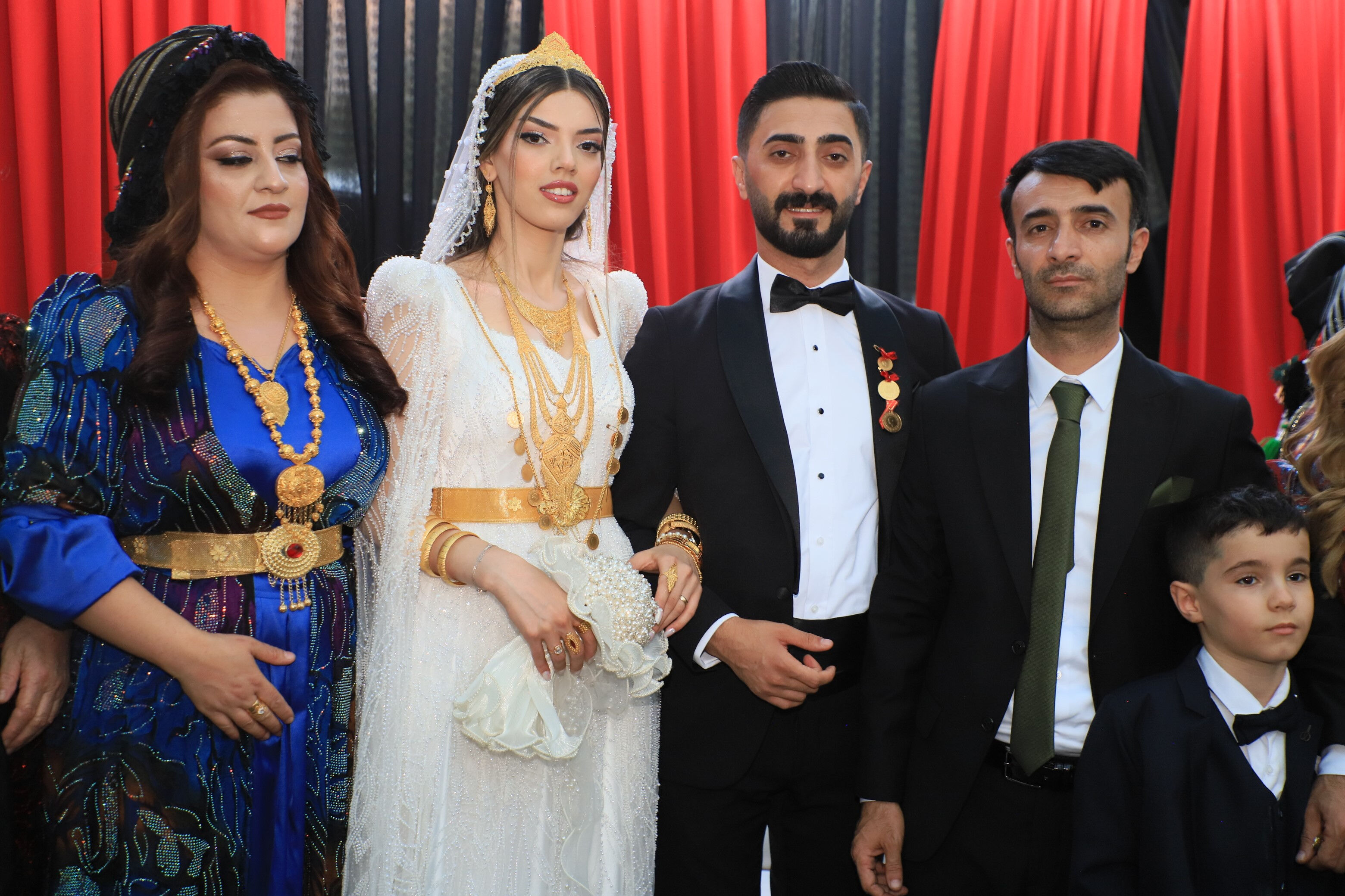 Aşiret düğününde gelin ve damada resmen servet takıldı! 5 kilo altın, 5 milyon lira para... Aşiret düğününde gelin ve damada resmen servet takıldı! 5 kilo altın, 5 milyon lira para... - 3. Resim