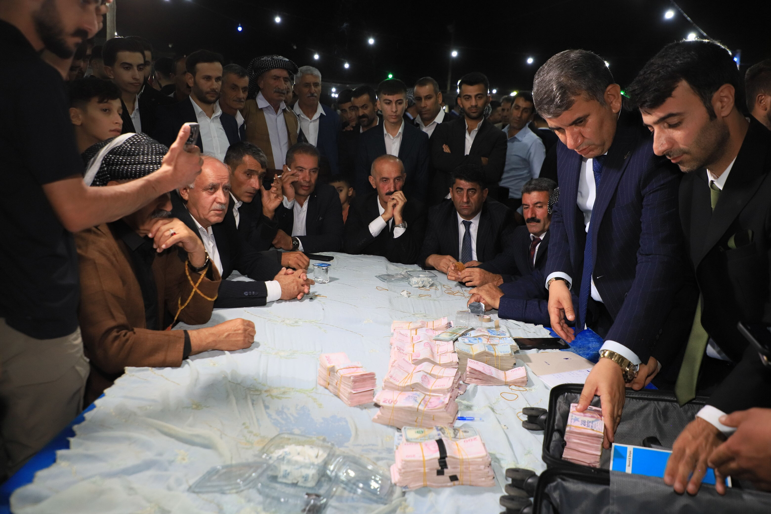 Aşiret düğününde gelin ve damada resmen servet takıldı! 5 kilo altın, 5 milyon lira para... Aşiret düğününde gelin ve damada resmen servet takıldı! 5 kilo altın, 5 milyon lira para... - 2. Resim