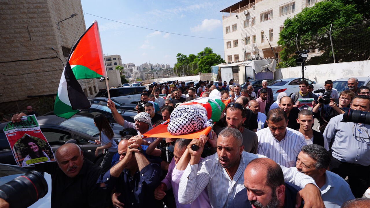 Ayşenur Ezgi Eygi omuzlarda! Nablus'ta cenaze namazı kılındı - 1. Resim