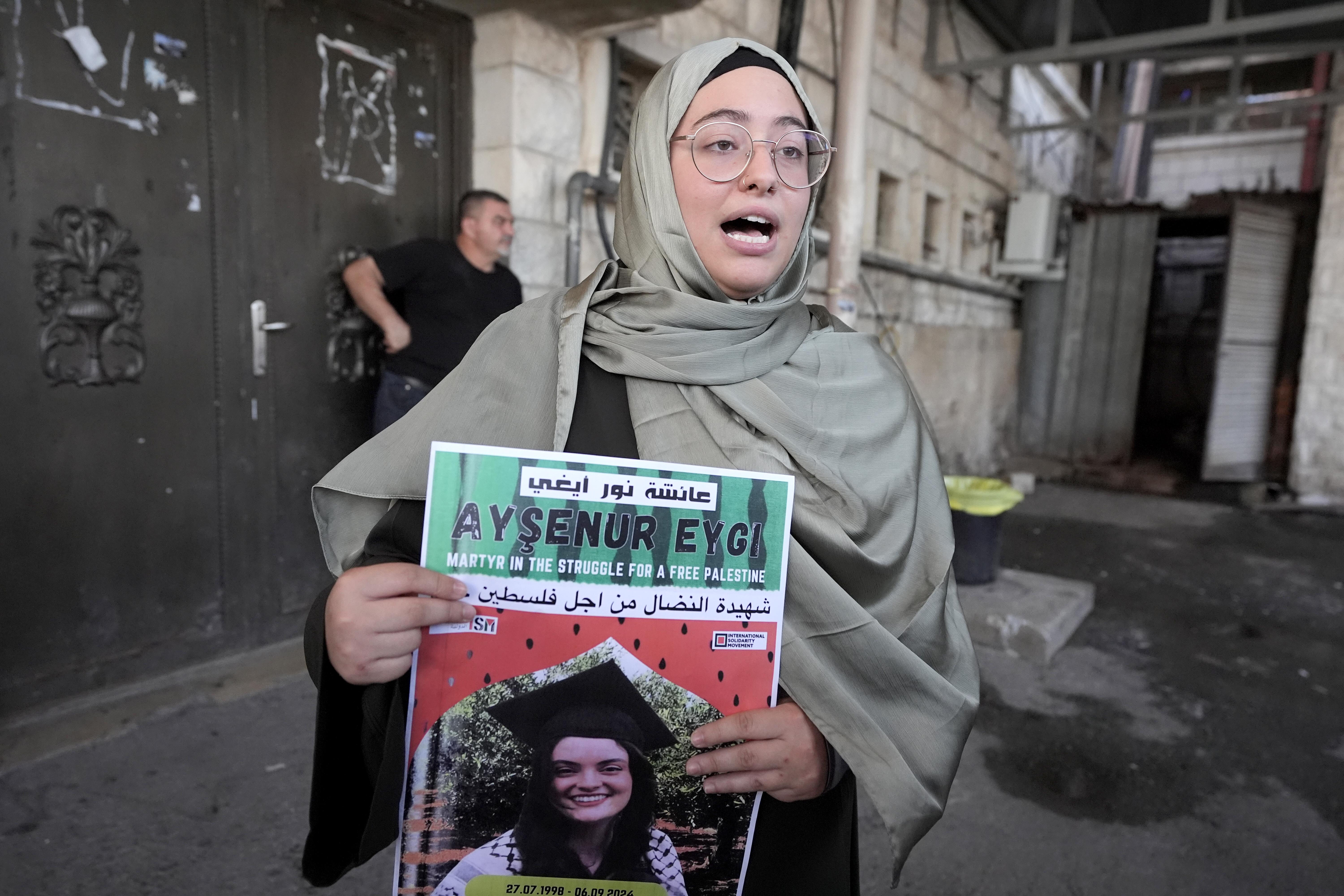 Ayşenur Ezgi Eygi omuzlarda! Nablus'ta cenaze namazı kılındı - 3. Resim