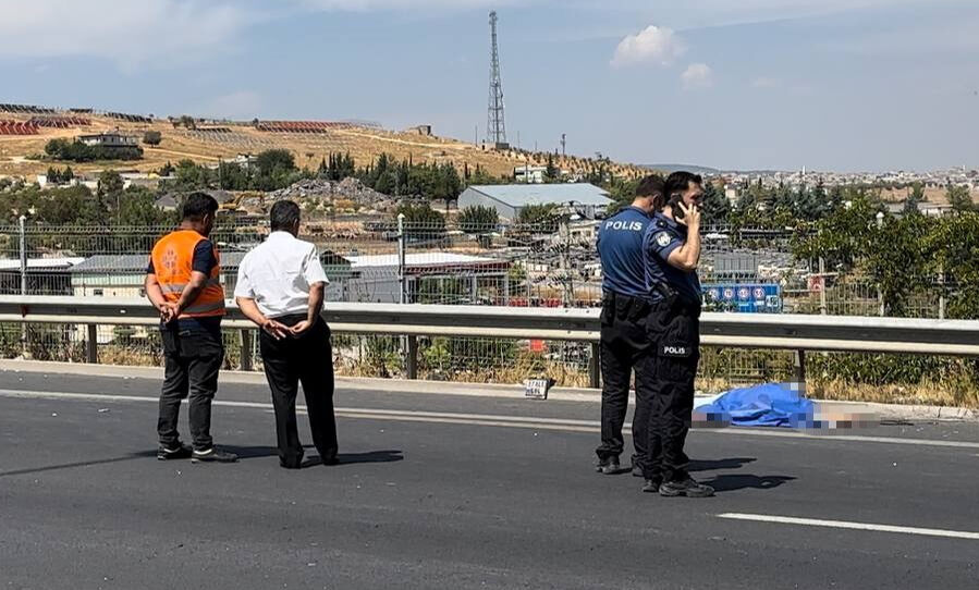 Bariyerlere çarparak savrulan motosikletli hayatını kaybetti Bariyerlere çarparak savrulan motosikletli hayatını kaybetti - 1. Resim