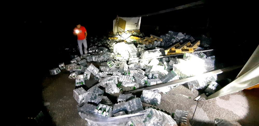 Bolu'da soda yüklü tır devrildi! Yol trafiğe kapandı... - 1. Resim