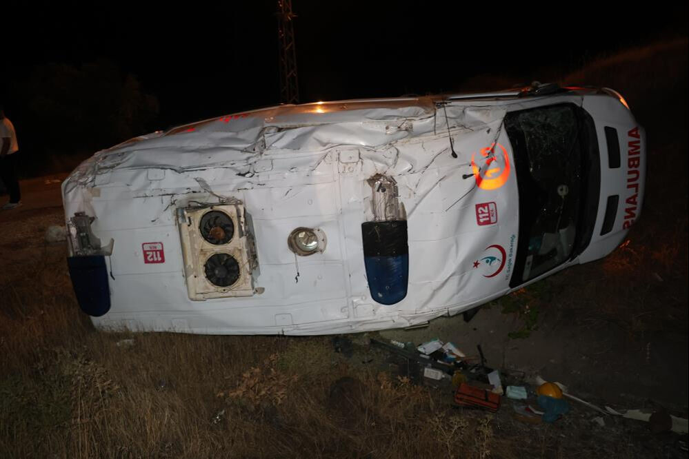 Elazığ'da ambulans kaza yaptı, yaralılar var - 2. Resim