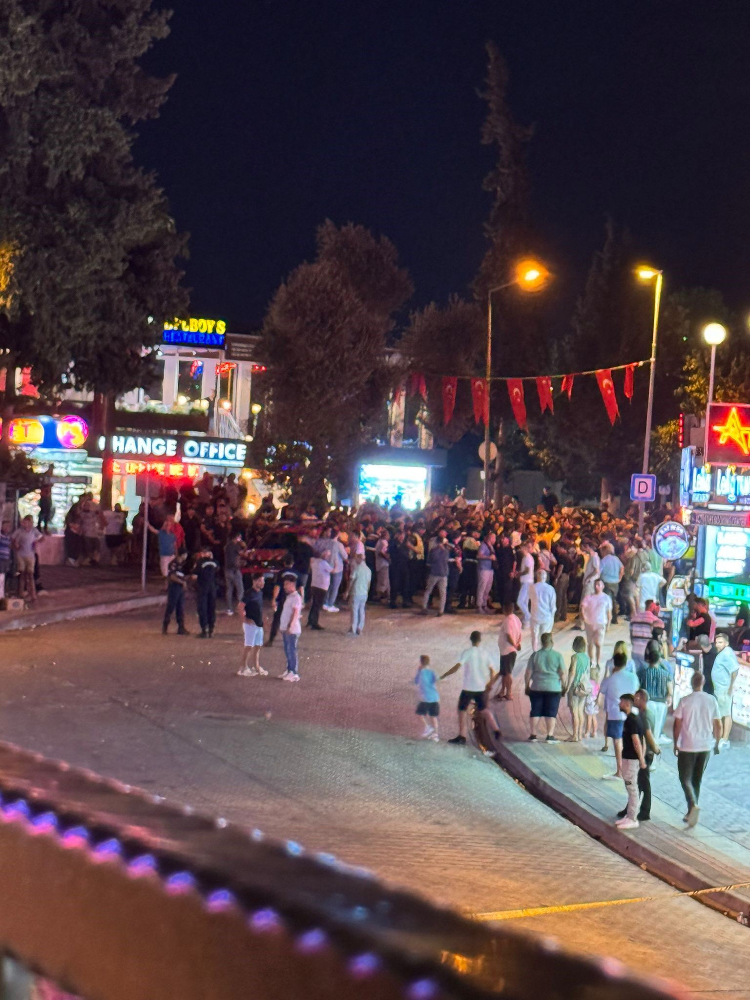 Fethiye'de taksiciler ve bar işletmecileri arasında meydan kavgası! 24 kişi gözaltına alındı - 1. Resim